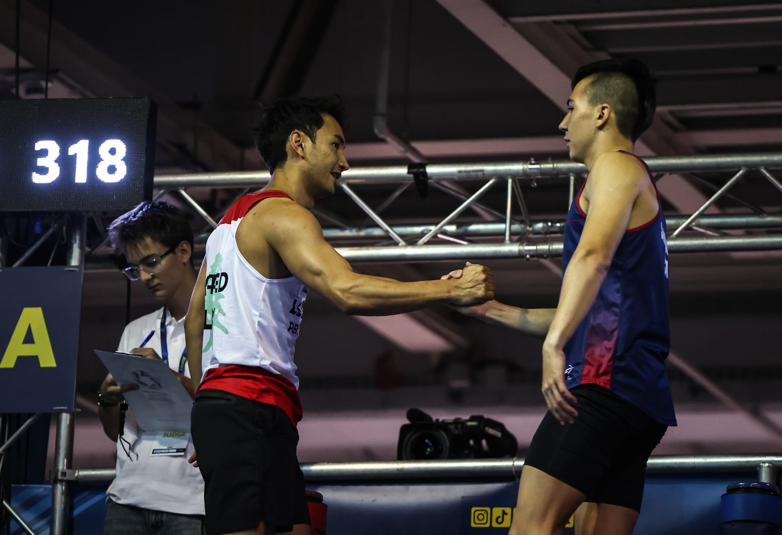 Temirkhan Sabdenbek shaking hands with a competitor